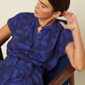 chemise stella - King Louie stella blouse saline beacon blue 10331 chemise manche courte imprimé grosses fleurs 2 tons de bleu