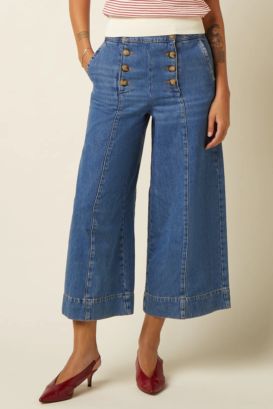 10075473_6 Jupe culotte melody king louie 10075 melody sailor culotte stone denim pantalon jean 3/4 large style jupe culotte avec 2 rangées 2 gros boutons sur le devant Jupe culotte melody king louie 10075 melody sailor culotte stone denim pantalon jean 3/4 large style jupe culotte avec 2 rangées 2 gros boutons sur le devant
