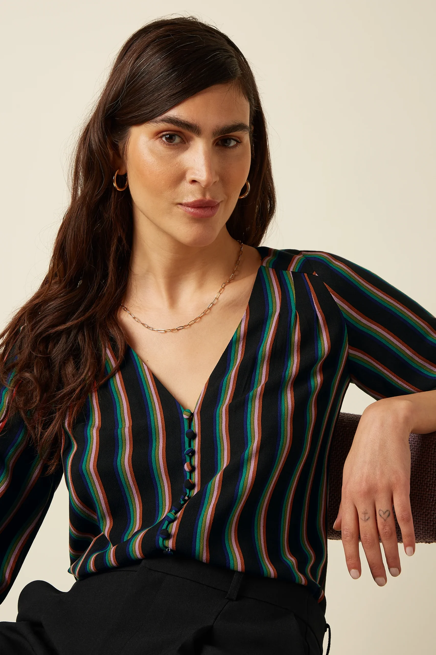 10687001_1 blouse erin king louie erin blouse harley stripe 10687 blouse chmise haut à manches longues avec boutons sur le devant rayures bleu vert rose rouge sur fond noir blouse erin king louie erin blouse harley stripe 10687 blouse chmise haut à manches longues avec boutons sur le devant rayures bleu vert rose rouge sur fond noir