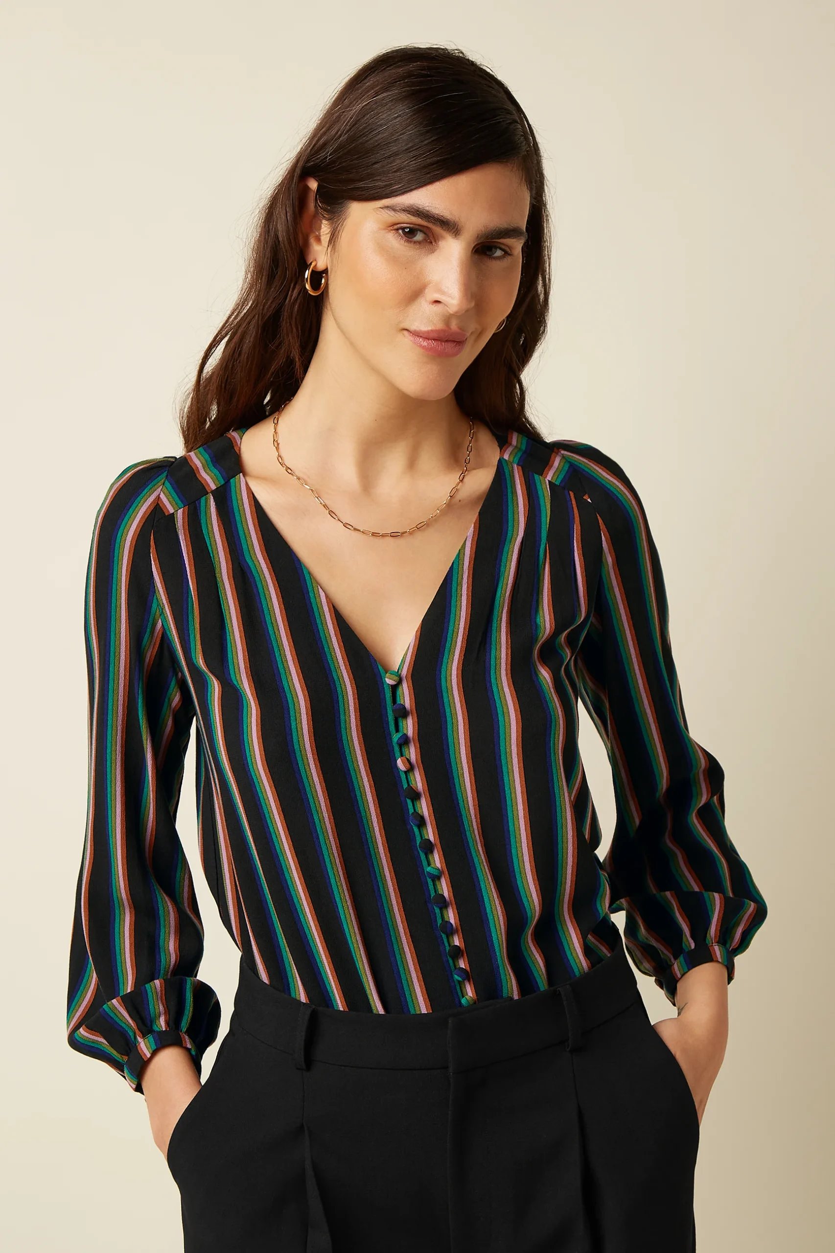 10687001_2 blouse erin king louie erin blouse harley stripe 10687 blouse chmise haut à manches longues avec boutons sur le devant rayures bleu vert rose rouge sur fond noir blouse erin king louie erin blouse harley stripe 10687 blouse chmise haut à manches longues avec boutons sur le devant rayures bleu vert rose rouge sur fond noir