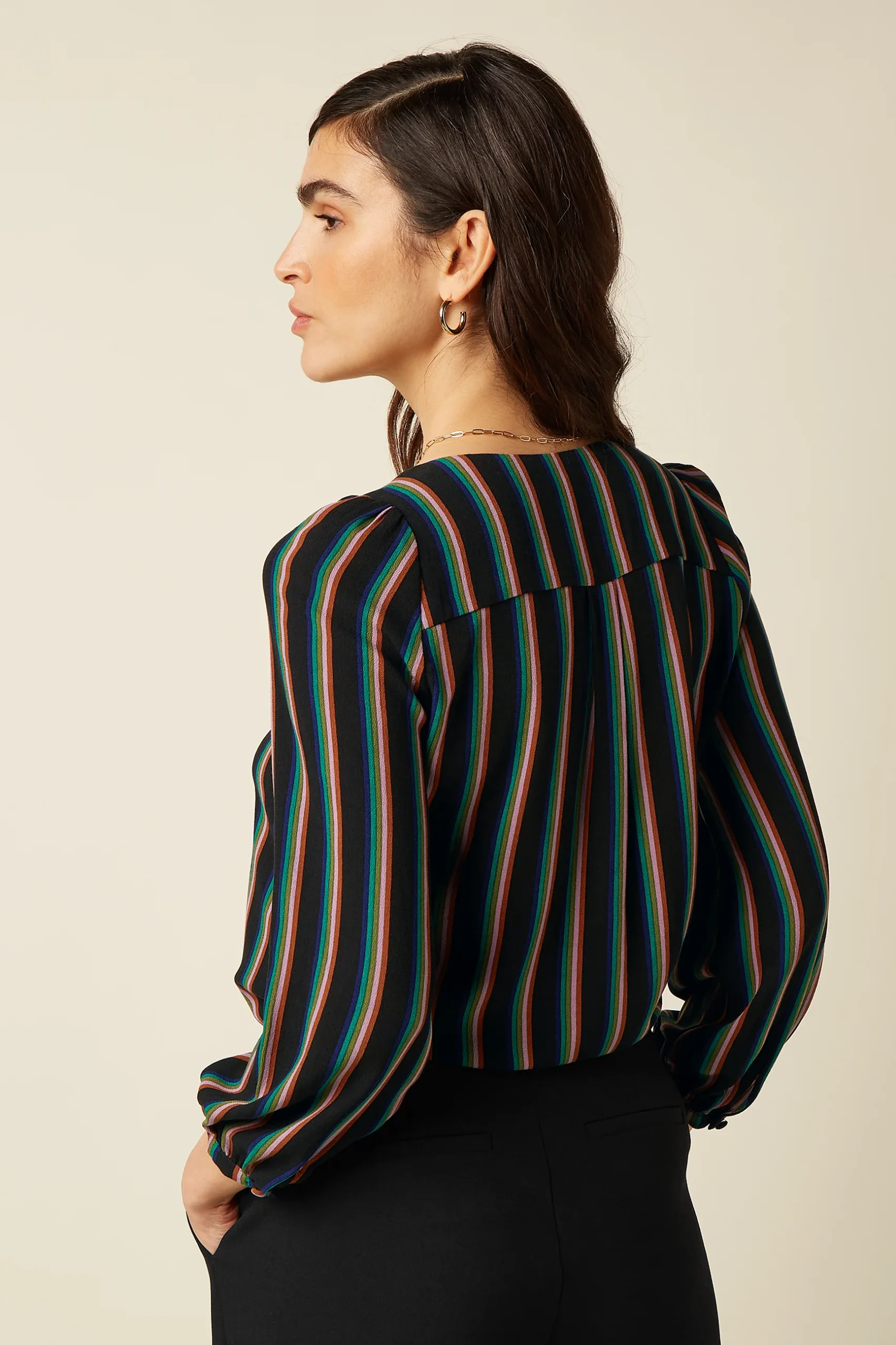 10687001_4 blouse erin king louie erin blouse harley stripe 10687 blouse chmise haut à manches longues avec boutons sur le devant rayures bleu vert rose rouge sur fond noir blouse erin king louie erin blouse harley stripe 10687 blouse chmise haut à manches longues avec boutons sur le devant rayures bleu vert rose rouge sur fond noir