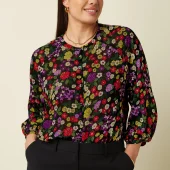 blouse cycil king louie cycil blouse maven 10694 color black maven blouse tres fine semi transparente col rond manche semi courte motif flzurs rouge violet vert beige sur fond noir. boutons carré sur le devant