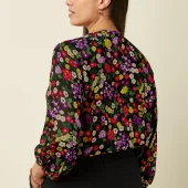 blouse cycil king louie cycil blouse maven 10694 color black maven blouse tres fine semi transparente col rond manche semi courte motif flzurs rouge violet vert beige sur fond noir. boutons carré sur le devant