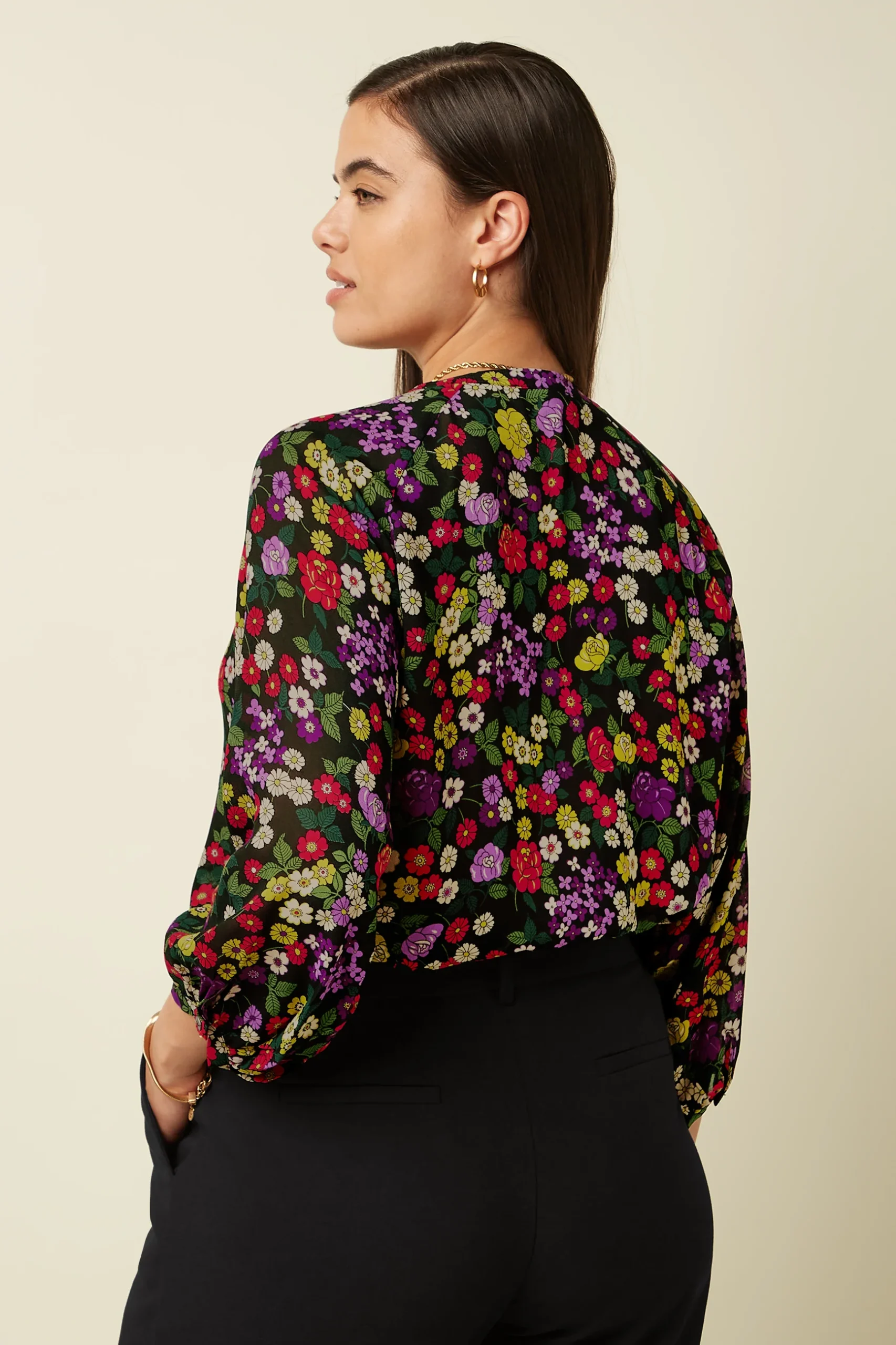 10694001_4 blouse cycil king louie cycil blouse maven 10694 color black maven blouse tres fine semi transparente col rond manche semi courte motif flzurs rouge violet vert beige sur fond noir. boutons carré sur le devant blouse cycil king louie cycil blouse maven 10694 color black maven blouse tres fine semi transparente col rond manche semi courte motif flzurs rouge violet vert beige sur fond noir. boutons carré sur le devant