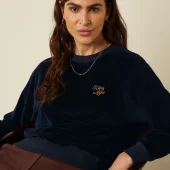 sweat velours king louie febe sweater baton velvet color sapphire blue Sweat velours d hiver col rond manche longue avec logo sur côté 10681