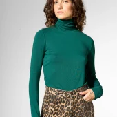 Haut "stay forever rollneck" mademoiselle yeye 62203b sous pull avec col roulé vert