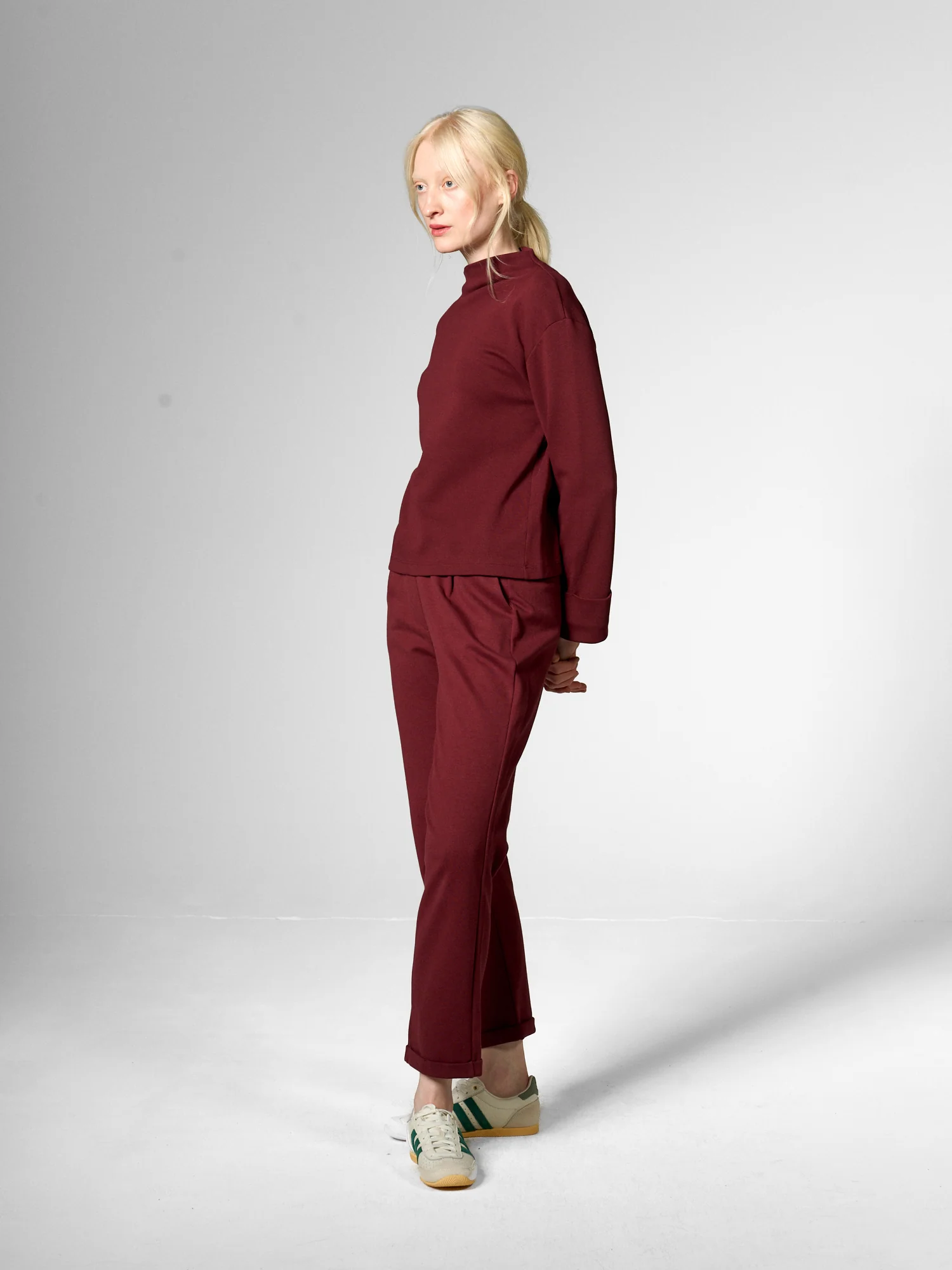 62227_582 haut sportswear mademoiselle yéyé haut bordeaux prune lie de vin manche longue evasée col haut uni mod shift top 62227 haut sportswear mademoiselle yéyé haut bordeaux prune lie de vin manche longue evasée col haut uni mod shift top 62227