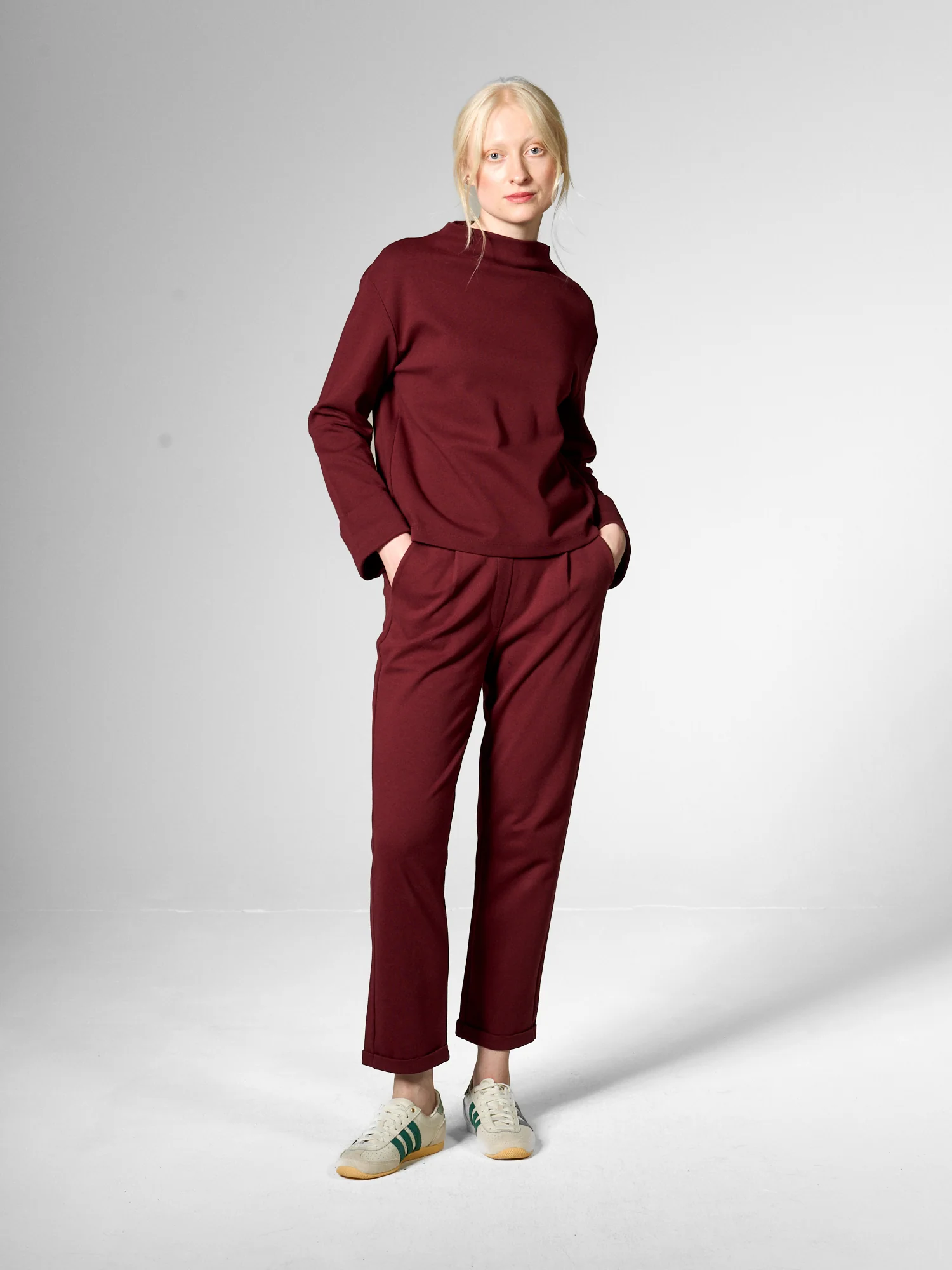 62227_583 haut sportswear mademoiselle yéyé haut bordeaux prune lie de vin manche longue evasée col haut uni mod shift top 62227 haut sportswear mademoiselle yéyé haut bordeaux prune lie de vin manche longue evasée col haut uni mod shift top 62227