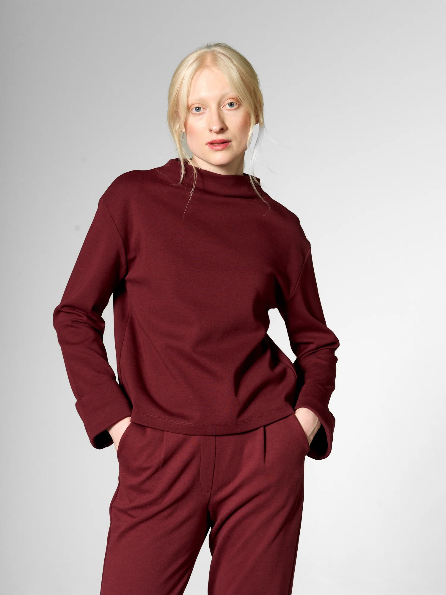 62227_584 haut sportswear mademoiselle yéyé haut bordeaux prune lie de vin manche longue evasée col haut uni mod shift top 62227 haut sportswear mademoiselle yéyé haut bordeaux prune lie de vin manche longue evasée col haut uni mod shift top 62227