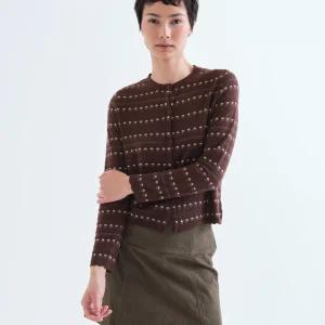 gilet marron compania fantastica 63c/10219 cardigan marron con floras bordadas gilet tout doux pres du corps marron avec petites fleurs alignés en ligne horizontale