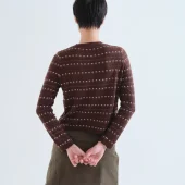 gilet marron compania fantastica 63c/10219 cardigan marron con floras bordadas gilet tout doux pres du corps marron avec petites fleurs alignés en ligne horizontale