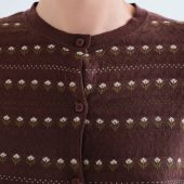gilet marron compania fantastica 63c/10219 cardigan marron con floras bordadas gilet tout doux pres du corps marron avec petites fleurs alignés en ligne horizontale