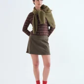 gilet marron compania fantastica 63c/10219 cardigan marron con floras bordadas gilet tout doux pres du corps marron avec petites fleurs alignés en ligne horizontale