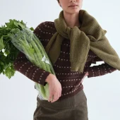 gilet marron compania fantastica 63c/10219 cardigan marron con floras bordadas gilet tout doux pres du corps marron avec petites fleurs alignés en ligne horizontale