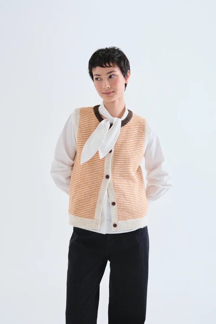 63C10241_01 gilet compania fantastica cardigan punto bicolor marron y rosa cardigan sans manche rayé jaune et beige col rond marron bouton bois marron 63c/10241 gilet compania fantastica cardigan punto bicolor marron y rosa cardigan sans manche rayé jaune et beige col rond marron bouton bois marron 63c/10241