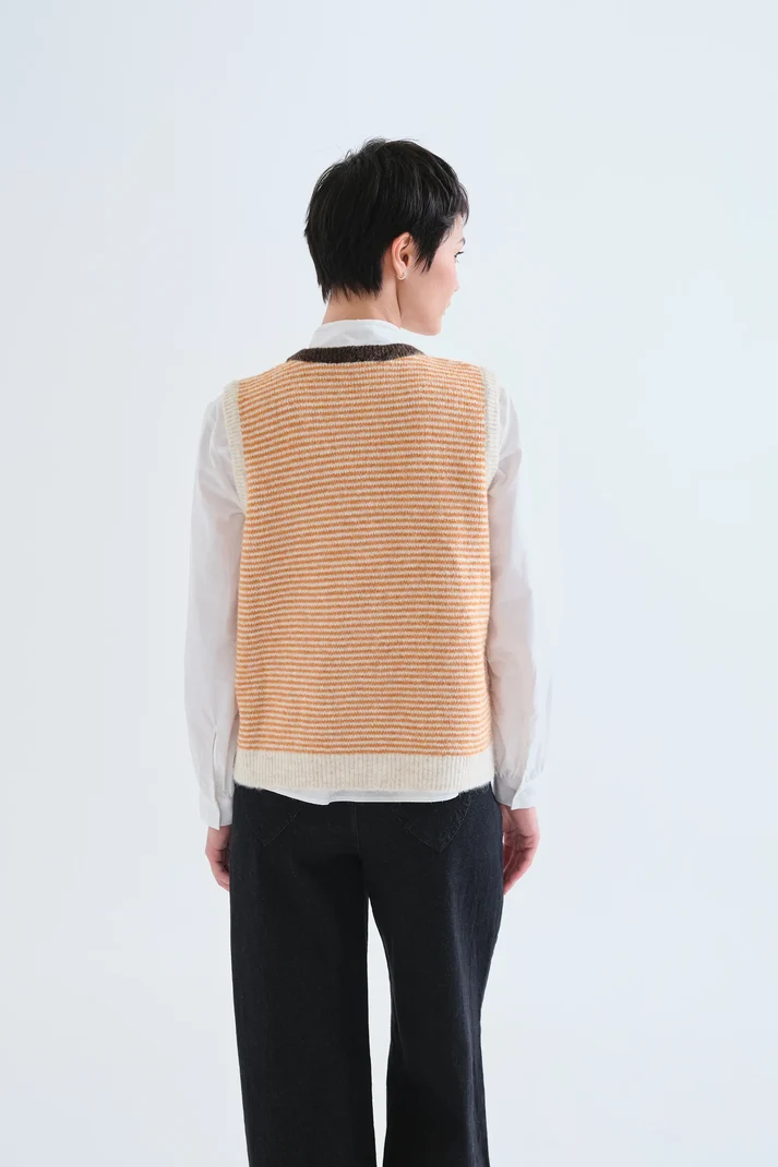 63C10241_02 gilet compania fantastica cardigan punto bicolor marron y rosa cardigan sans manche rayé jaune et beige col rond marron bouton bois marron 63c/10241 gilet compania fantastica cardigan punto bicolor marron y rosa cardigan sans manche rayé jaune et beige col rond marron bouton bois marron 63c/10241