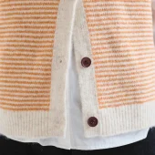 gilet compania fantastica cardigan punto bicolor marron y rosa cardigan sans manche rayé jaune et beige col rond marron bouton bois marron 63c/10241