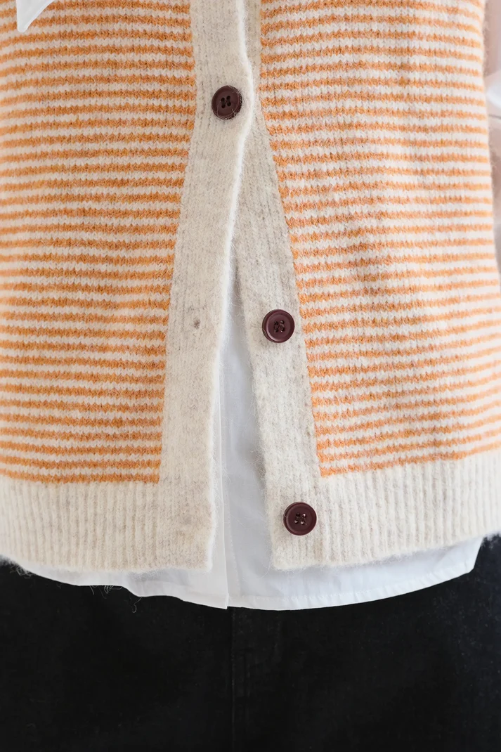 63C10241_03 gilet compania fantastica cardigan punto bicolor marron y rosa cardigan sans manche rayé jaune et beige col rond marron bouton bois marron 63c/10241 gilet compania fantastica cardigan punto bicolor marron y rosa cardigan sans manche rayé jaune et beige col rond marron bouton bois marron 63c/10241