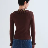 pull marron compania fantastica fin pres du corps marron col et manche à volants 63c/ 10302