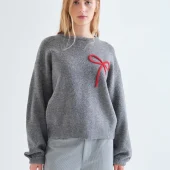 pull noeud compania fantastica jersey punto gris con detalle de lazo rojo pull manche longue gris uni avec un gros noeud brodé sur le coté en haut rouge