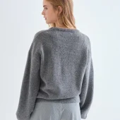 pull noeud compania fantastica jersey punto gris con detalle de lazo rojo pull manche longue gris uni avec un gros noeud brodé sur le coté en haut rouge