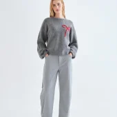 pull noeud compania fantastica jersey punto gris con detalle de lazo rojo pull manche longue gris uni avec un gros noeud brodé sur le coté en haut rouge