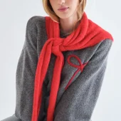 pull noeud compania fantastica jersey punto gris con detalle de lazo rojo pull manche longue gris uni avec un gros noeud brodé sur le coté en haut rouge