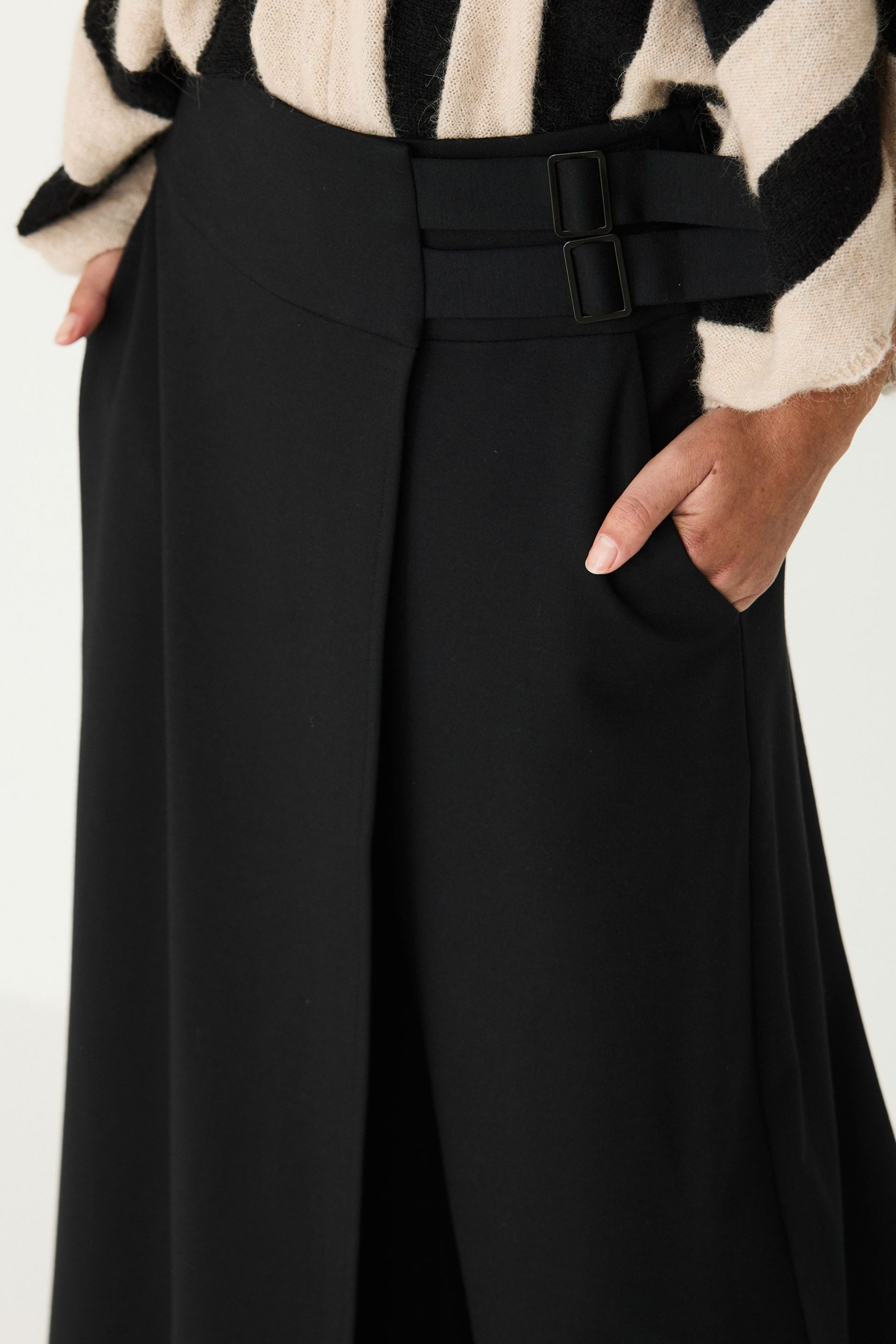 pantalon jupe culotte longue effet asiatique moderne noir avec pan sur le devant wtr0063802n pantalon-araika_003_SQqT pantalon jupe culotte longue effet asiatique moderne noir avec pan sur le devant wtr0063802n